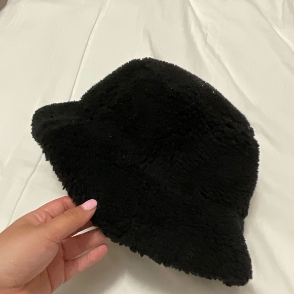 ALO Yoga Cozy Black Bucket Hat - Picture 3 of 5